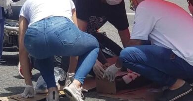 Um acidente aconteceu na tarde desta quinta-feira (19), em Stella Maris. Um motociclista ficou ferido ao colidir de frente com um veículo na rua Capitão Melo. Após o acidente, uma onda de boas ações aconteceram e pessoas se mobilizaram para ajudar a vítima. Funcionários da Sabin, empresa que fica situada em frente ao local do acidente, levaram guarda sol e papelão afim de dar mais conforto para a vítima. Um morador do bairro, qual se identificou como médico, prestou os primeiros socorros e logo recebeu apoio da equipe da VITALMED, que estava passando logo após o acidente e tomaram a iniciativa em parar e realizar o atendimento a vítima até que a SAMU chegasse ao local. Essa mobilização foi extremamente importante e ajudou para que a vítima, amparada por todas essas pessoas e profissionais ficasse mais tranquilo após o ocorrido.