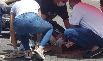 Um acidente aconteceu na tarde desta quinta-feira (19), em Stella Maris. Um motociclista ficou ferido ao colidir de frente com um veículo na rua Capitão Melo. Após o acidente, uma onda de boas ações aconteceram e pessoas se mobilizaram para ajudar a vítima. Funcionários da Sabin, empresa que fica situada em frente ao local do acidente, levaram guarda sol e papelão afim de dar mais conforto para a vítima. Um morador do bairro, qual se identificou como médico, prestou os primeiros socorros e logo recebeu apoio da equipe da VITALMED, que estava passando logo após o acidente e tomaram a iniciativa em parar e realizar o atendimento a vítima até que a SAMU chegasse ao local. Essa mobilização foi extremamente importante e ajudou para que a vítima, amparada por todas essas pessoas e profissionais ficasse mais tranquilo após o ocorrido.