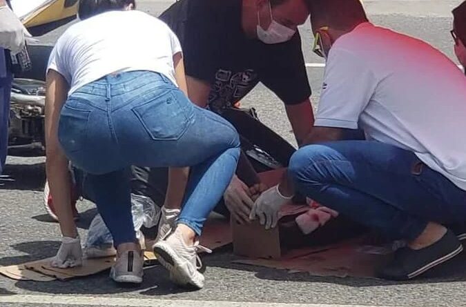 Um acidente aconteceu na tarde desta quinta-feira (19), em Stella Maris. Um motociclista ficou ferido ao colidir de frente com um veículo na rua Capitão Melo. Após o acidente, uma onda de boas ações aconteceram e pessoas se mobilizaram para ajudar a vítima. Funcionários da Sabin, empresa que fica situada em frente ao local do acidente, levaram guarda sol e papelão afim de dar mais conforto para a vítima. Um morador do bairro, qual se identificou como médico, prestou os primeiros socorros e logo recebeu apoio da equipe da VITALMED, que estava passando logo após o acidente e tomaram a iniciativa em parar e realizar o atendimento a vítima até que a SAMU chegasse ao local. Essa mobilização foi extremamente importante e ajudou para que a vítima, amparada por todas essas pessoas e profissionais ficasse mais tranquilo após o ocorrido.