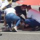 Um acidente aconteceu na tarde desta quinta-feira (19), em Stella Maris. Um motociclista ficou ferido ao colidir de frente com um veículo na rua Capitão Melo. Após o acidente, uma onda de boas ações aconteceram e pessoas se mobilizaram para ajudar a vítima. Funcionários da Sabin, empresa que fica situada em frente ao local do acidente, levaram guarda sol e papelão afim de dar mais conforto para a vítima. Um morador do bairro, qual se identificou como médico, prestou os primeiros socorros e logo recebeu apoio da equipe da VITALMED, que estava passando logo após o acidente e tomaram a iniciativa em parar e realizar o atendimento a vítima até que a SAMU chegasse ao local. Essa mobilização foi extremamente importante e ajudou para que a vítima, amparada por todas essas pessoas e profissionais ficasse mais tranquilo após o ocorrido.