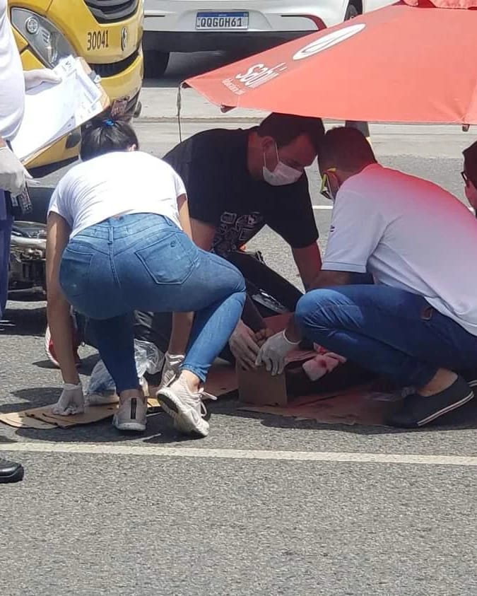 Um acidente aconteceu na tarde desta quinta-feira (19), em Stella Maris. Um motociclista ficou ferido ao colidir de frente com um veículo na rua Capitão Melo. Após o acidente, uma onda de boas ações aconteceram e pessoas se mobilizaram para ajudar a vítima. Funcionários da Sabin, empresa que fica situada em frente ao local do acidente, levaram guarda sol e papelão afim de dar mais conforto para a vítima. Um morador do bairro, qual se identificou como médico, prestou os primeiros socorros e logo recebeu apoio da equipe da VITALMED, que estava passando logo após o acidente e tomaram a iniciativa em parar e realizar o atendimento a vítima até que a SAMU chegasse ao local. Essa mobilização foi extremamente importante e ajudou para que a vítima, amparada por todas essas pessoas e profissionais ficasse mais tranquilo após o ocorrido.