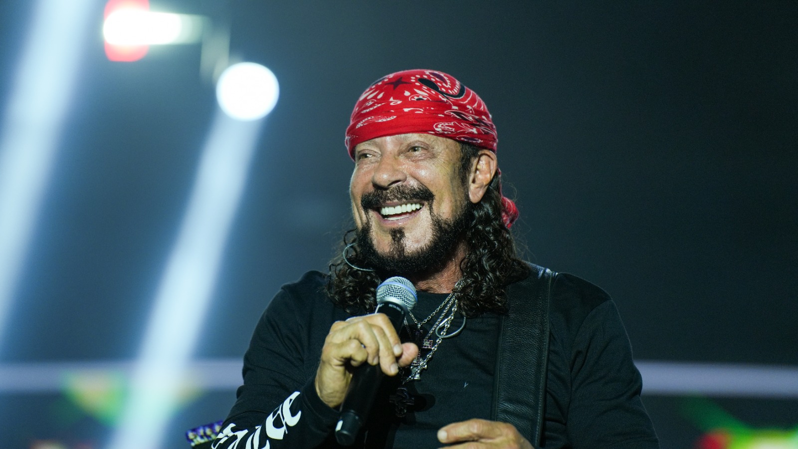 Bell faz show eletrizante no Parque de Exposições; confira atrações ...