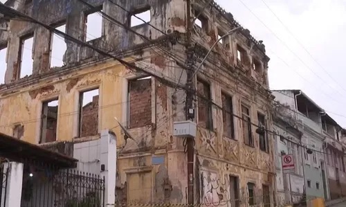Casarão histórico de Salvador começa a desabar e ruas são interditadas