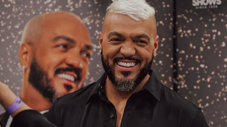 De surpresa! Belo aparece em Itapuã e canta com músicos baianos