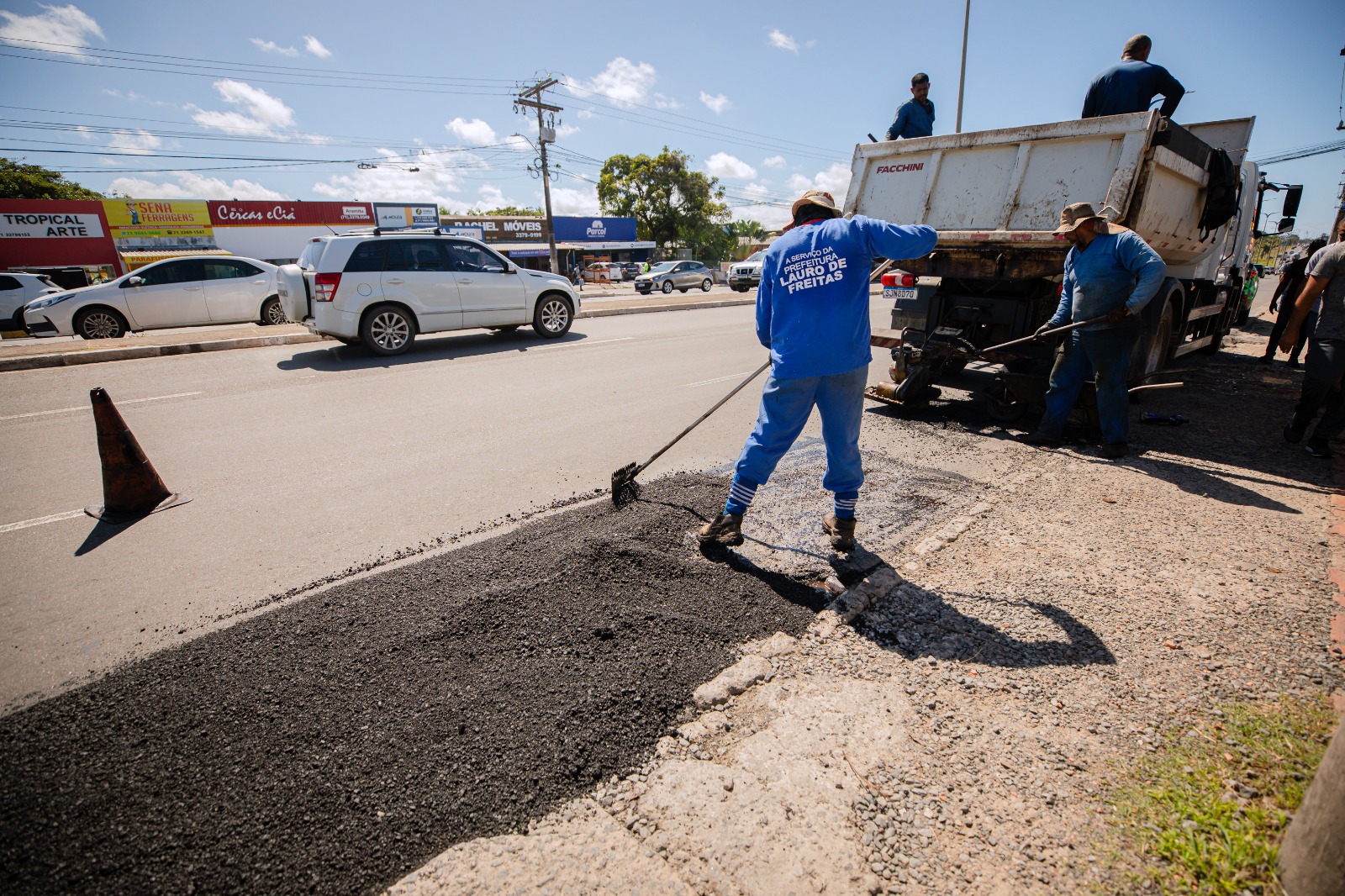 Buracos causam transtornos e prefeitura reage; veja o que está sendo feito na Estrada do Coco