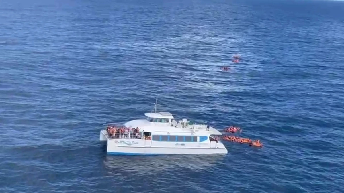 Catamarã sofre acidente na travessia para Salvador e deixa passageiros em situação de risco