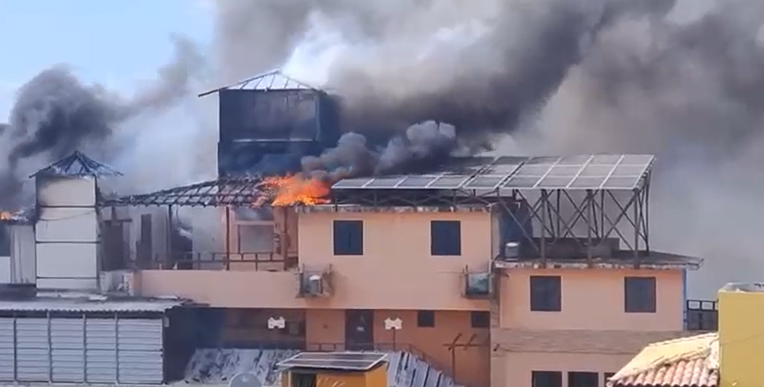 Incêndio de grandes proporções atinge hotel em Stella Maris neste domingo (10); Bombeiros já estão no local