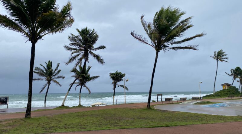 Stella Maris amanhece com chuvas e tempo encoberto; confira como fica a previsão para o fim de semana