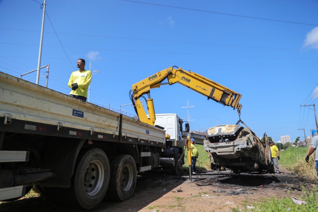 Viu um carro abandonado aí? Prefeitura remove sucatas das ruas de Salvador; saiba como denunciar
