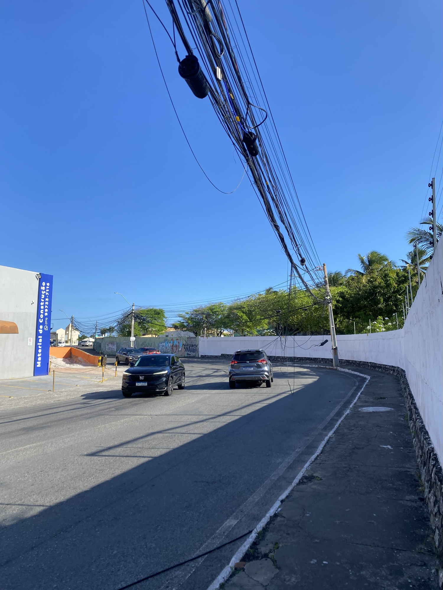 Perigo em Stella Maris: fios caídos ameaçam motoristas e pedestres em rua movimentada do bairro
