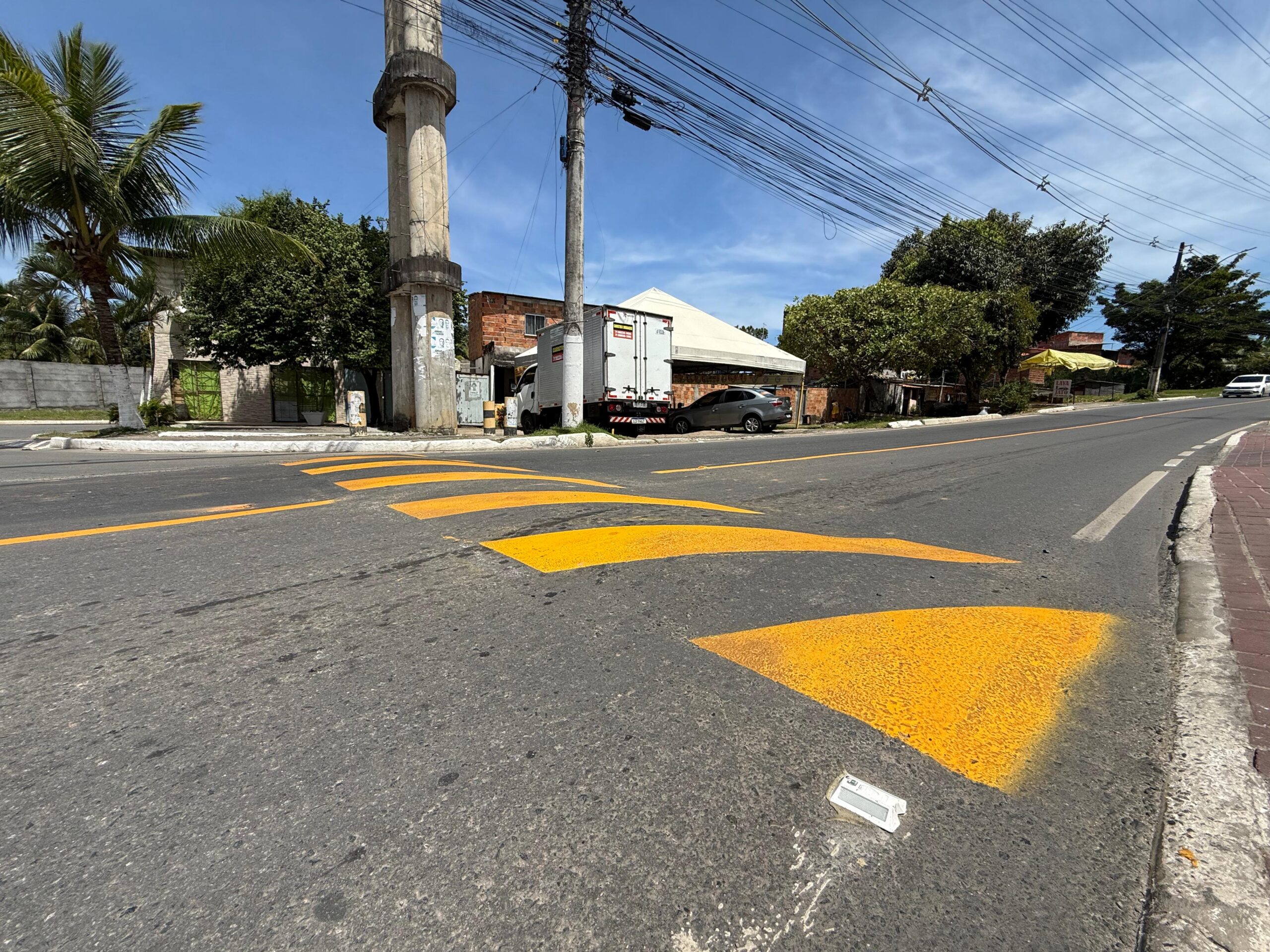 Lauro com quebra-molas pintados? Prefeitura melhora sinalização em importante via da cidade
