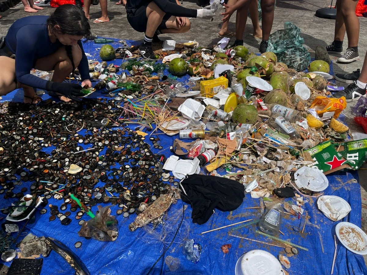 Mutirão retira quase 180 kg de lixo do fundo do mar no Porto da Barra