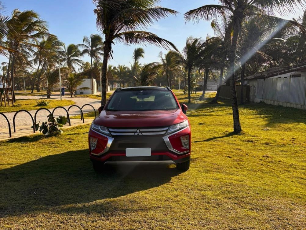 Moradores denunciam carros estacionados em área de praça na Praia do Flamengo