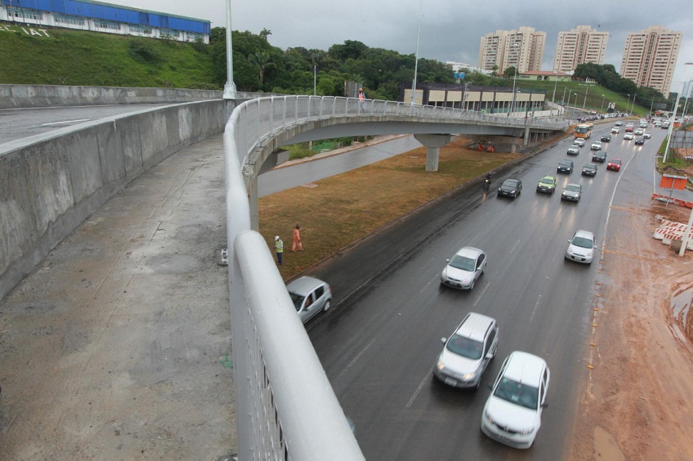 Viaduto na saída de Stella Maris fica completamente alagado; assista