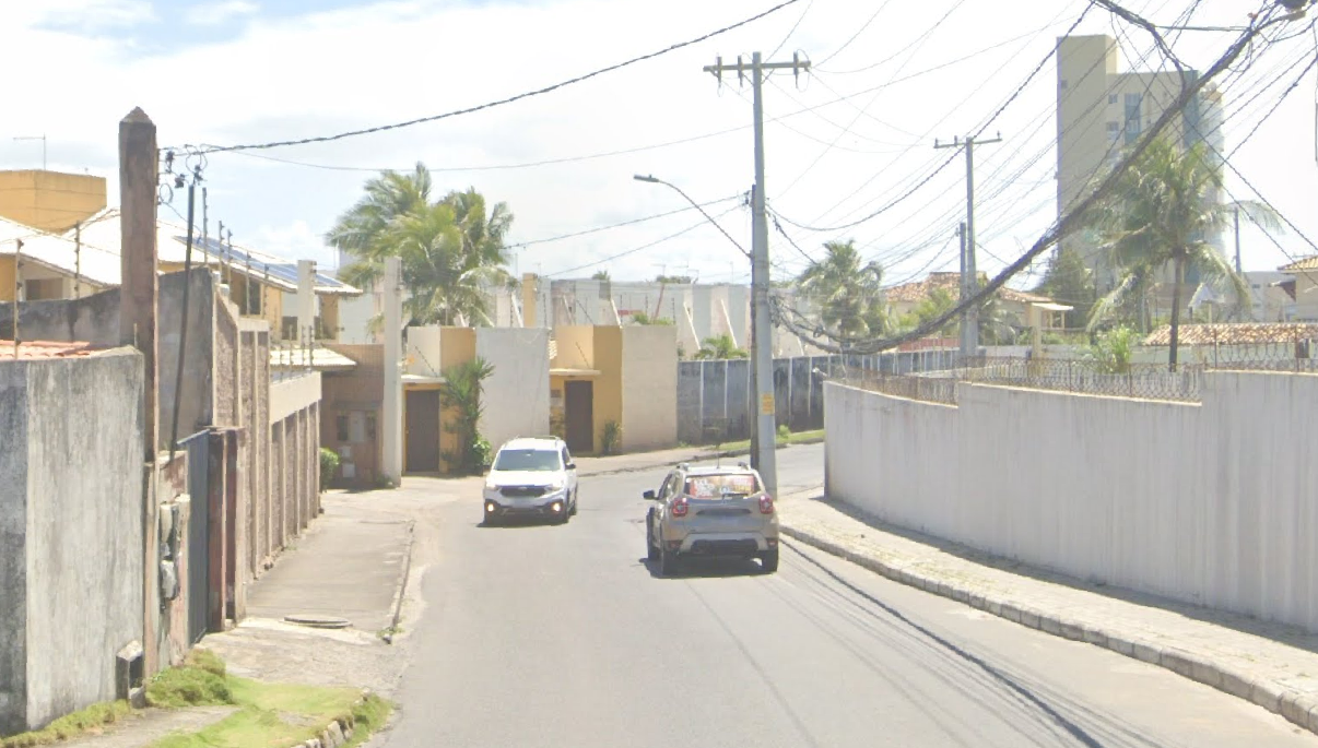 Buracos na Rua Ibitiara viram preocupação para moradores de Praia do Flamengo; veja imagens