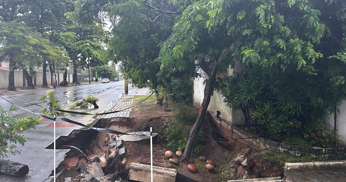 Cratera se abre em Alameda de Stella Maris após noite de chuva e preocupa moradores