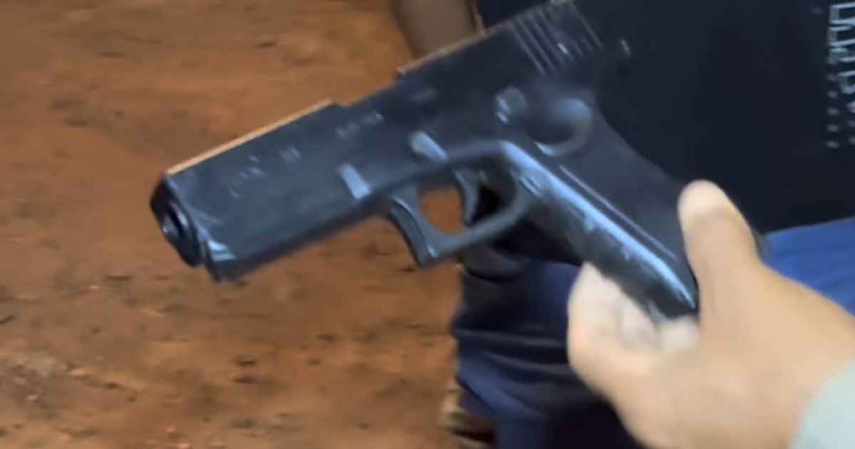 Tensão em Stella Maris: homem é detido após ameaçar mulher com réplica de arma em ponto de ônibus