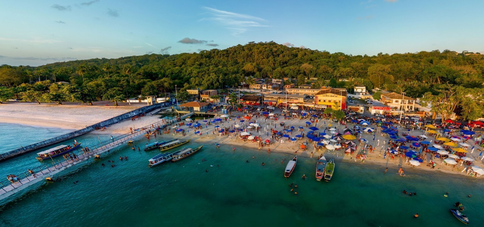Multas de até R$50 milhões aplicadas após praia de Salvador ser atingida por manchas químicas