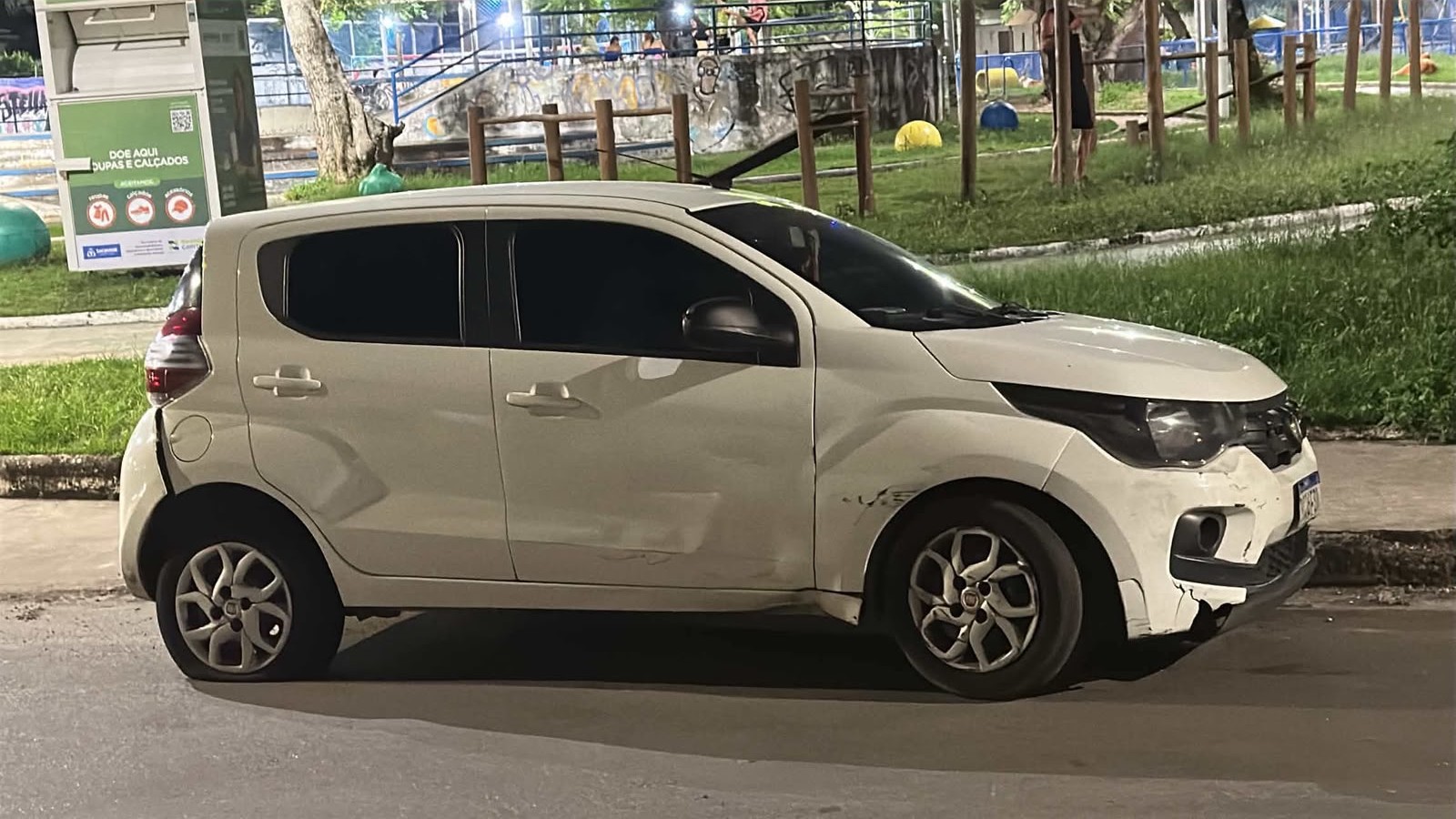Veículo aparentemente abandonado chama a atenção de moradores do Petromar