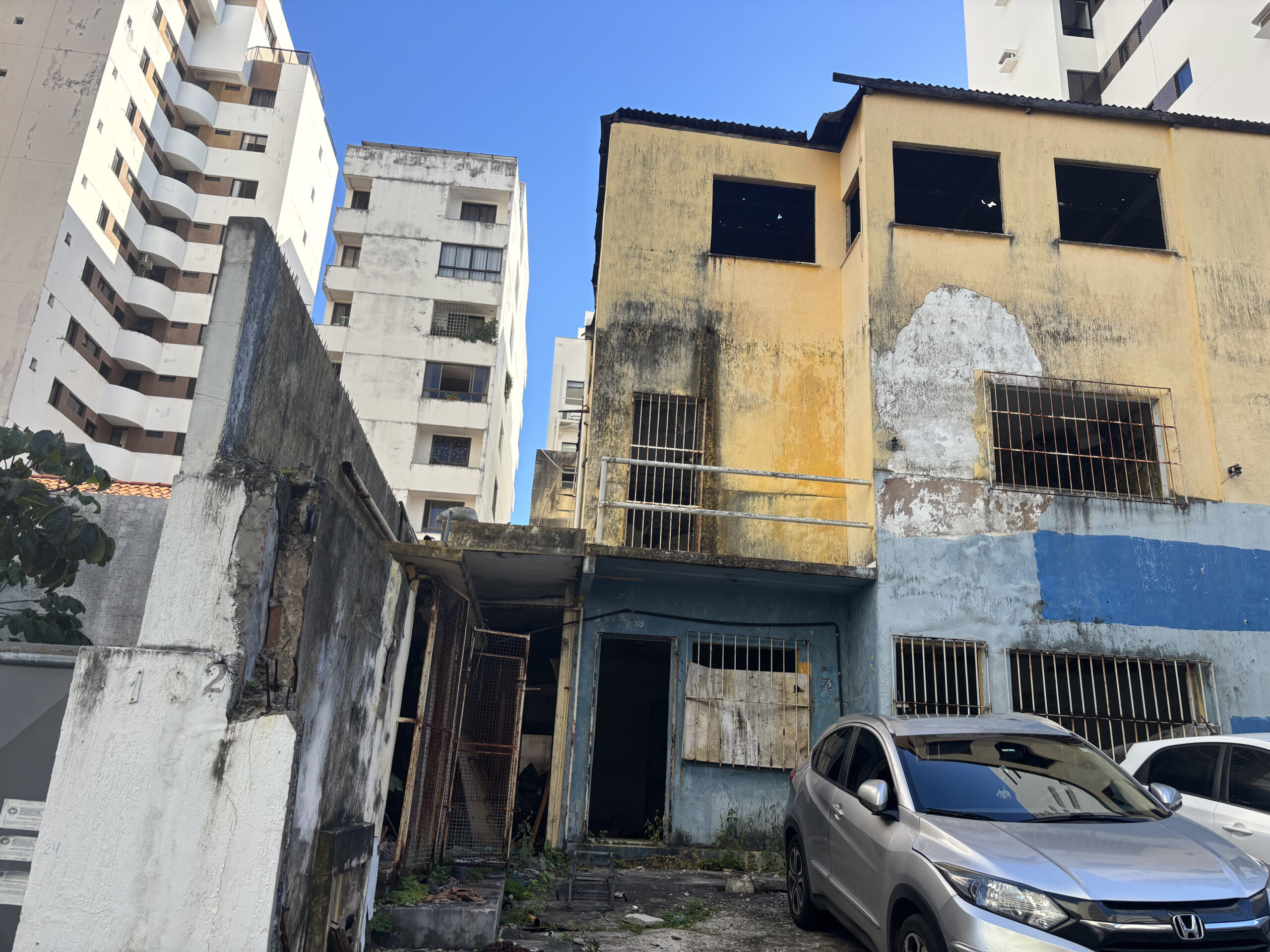 Prédios abandonados no Itaigara viram quartel do crack e tiram paz dos moradores