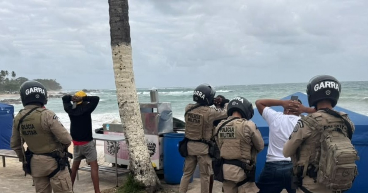 Drogas enterradas na areia de Itapuã assustam moradores; suspeito é preso pela PM