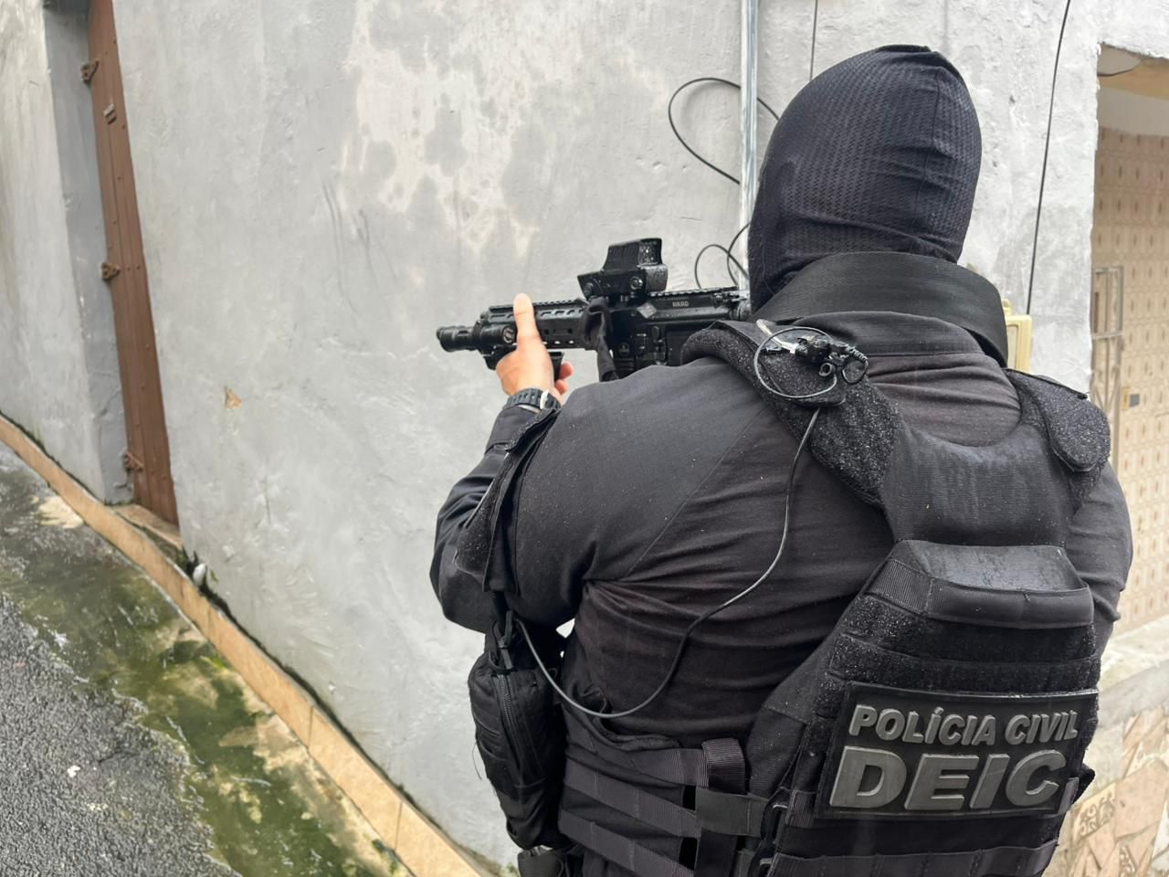 Trio é preso por série de assaltos a ônibus em Lobato; alguns tinham vida dupla