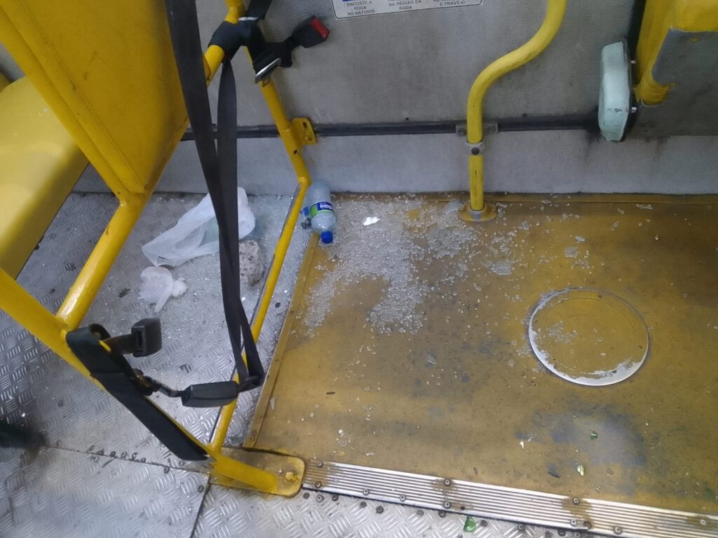 Tensão do Ba-Vi atinge ônibus em Salvador: motorista fica ferido após rojão