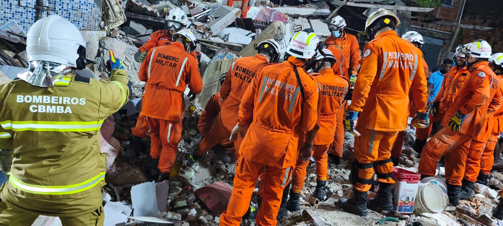 Idoso de 78 anos fica preso sob escombros após desabamento em Salvador