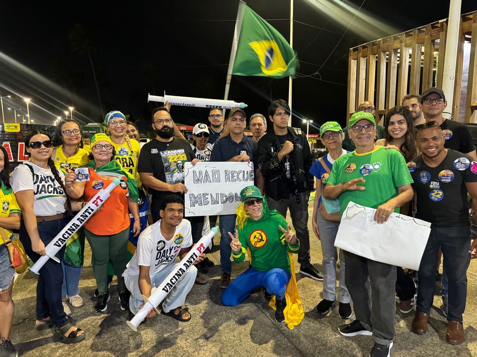 Buzinaço e faixas em Salvador: manifestantes exigem prisão do ministro Alexandre de Moraes
