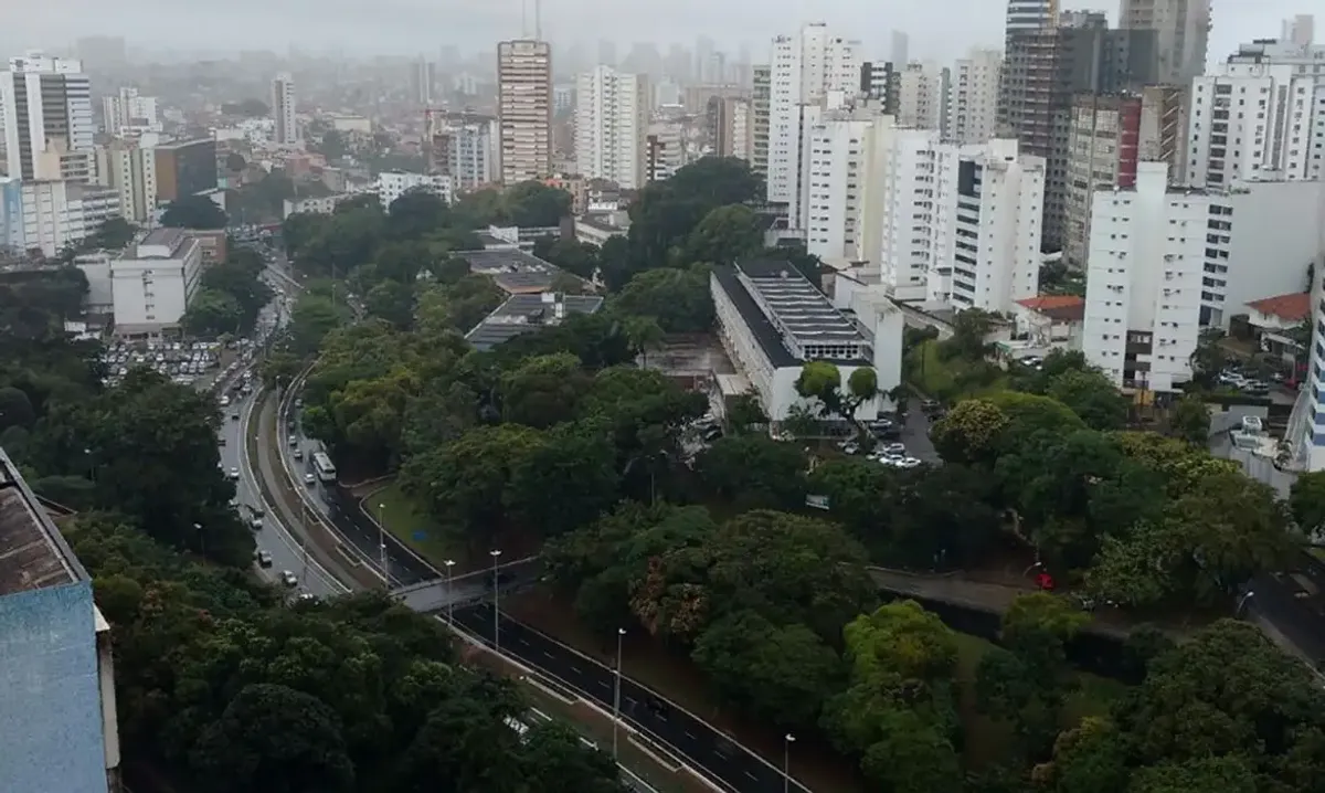 Salvador: guarda-chuva volta a ser indispensável — chuva atinge a cidade nos próximos dias