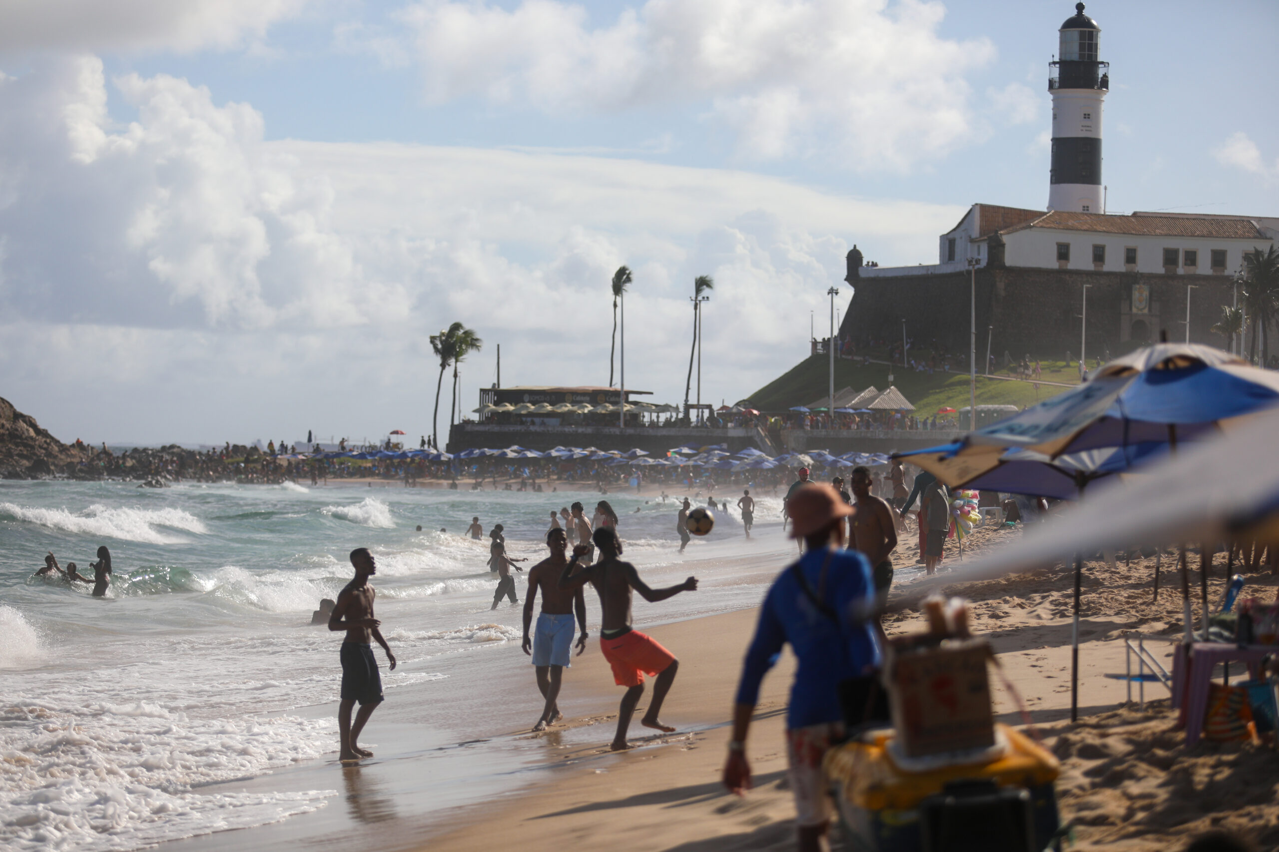 Peixe-leão invade Porto da Barra e preocupa banhistas de Salvador
