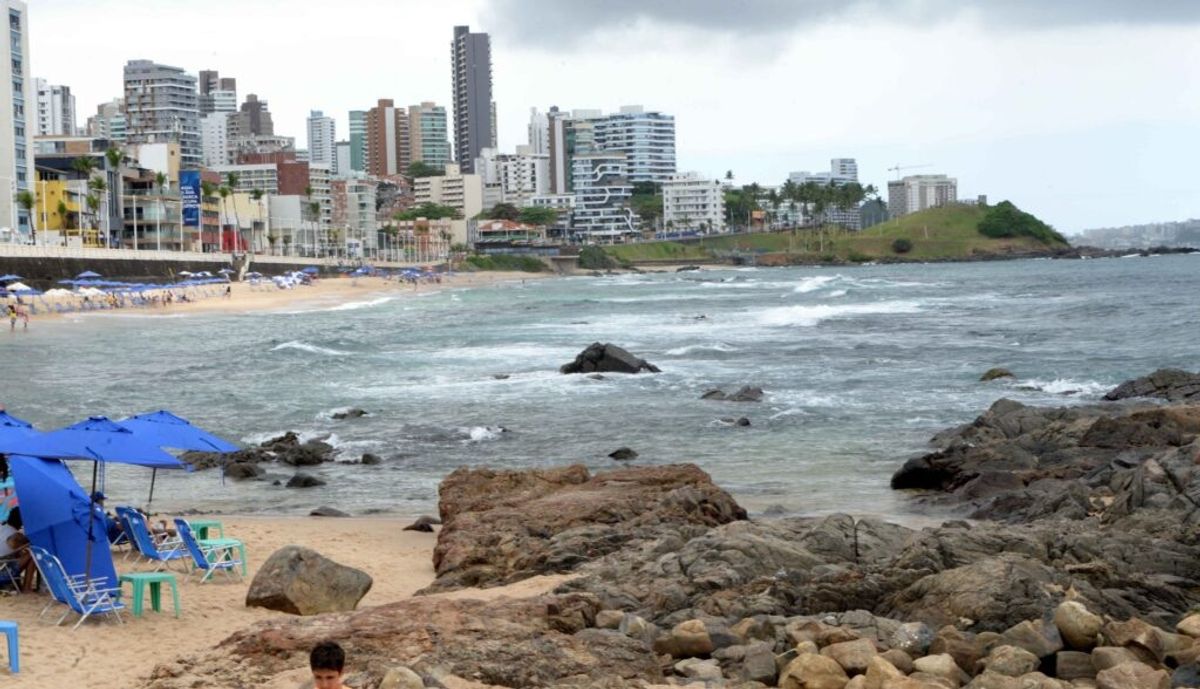 Segure o guarda‑chuva: chuva fraca a moderada pode atingir Salvador nesta quinta