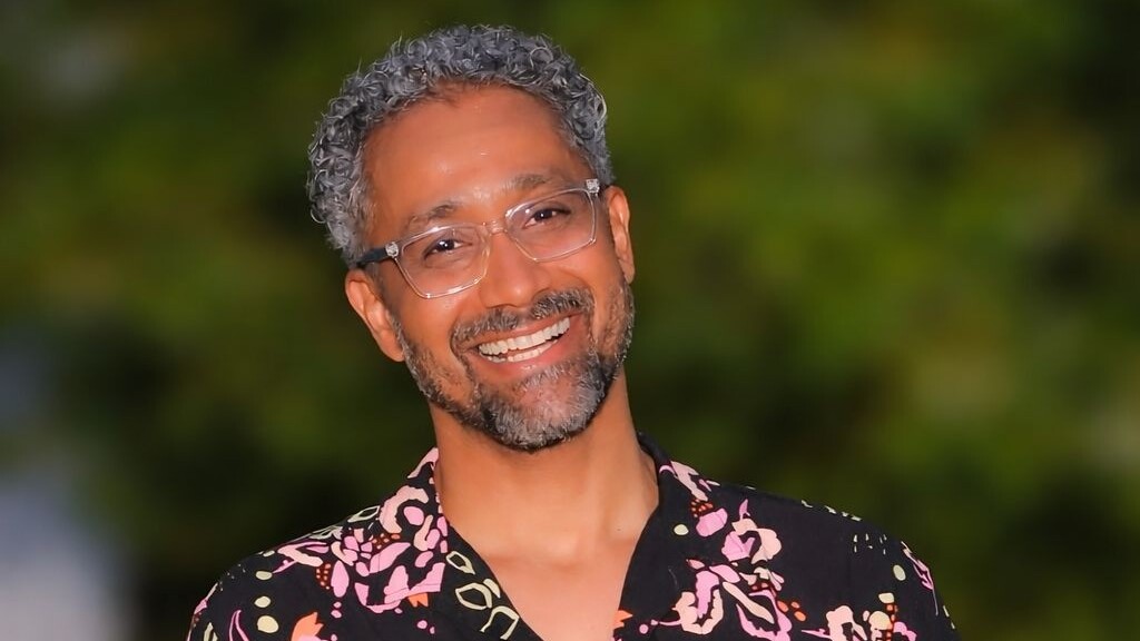 Humorista baiano revela novo espetáculo e volta à Bahia antes de estreia no cinema