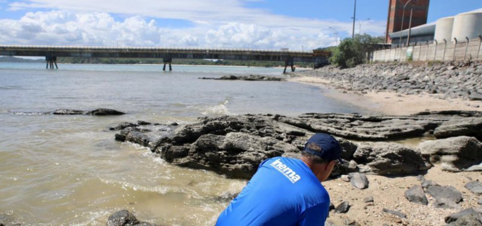 Terminal Itapuã corre para liberar Praia de São Tomé após manchas coloridas