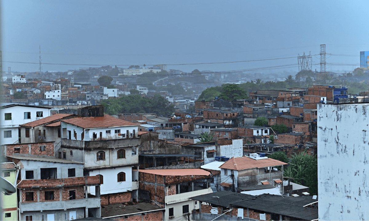 Chuva surpreende Salvador: dezenas de chamados à Defesa Civil por risco de desabamento